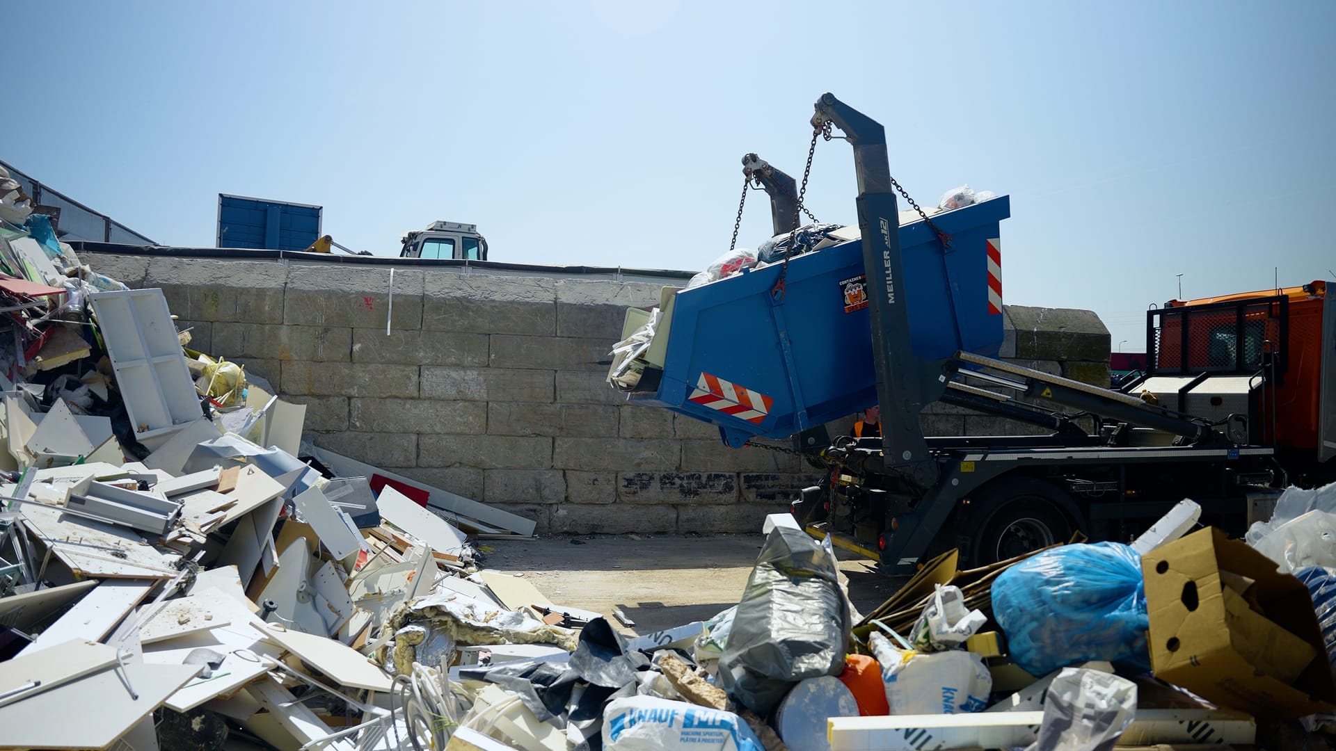 Afzetcontainer wordt geleegd op het recyclingterrein van ContainerBuddy